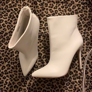 📢🔛White ankle fashionable bootie!!